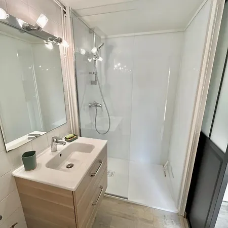 Homestay szállás Avec Cuisine, Salle De Bain Et Garage Prive Proximite 24h